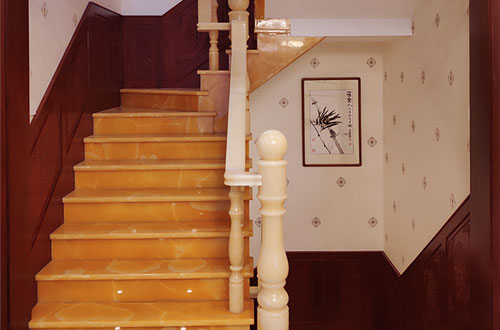 永宁中式别墅室内汉白玉石楼梯的定制安装装饰效果